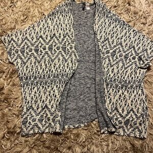 H&M Women's Blue and Cream Patterned Cardigan